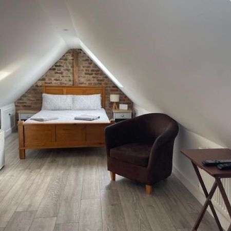 The Attic Suite Селси Екстериор снимка